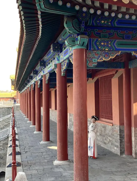 Foto yang diabadikan dengan kamera ponsel ini menunjukkan seorang pengunjung tengah berfoto di Museum Istana, Beijing, China, 4 November 2020. Tahun 2020 menandai peringatan 600 tahun berdirinya Kota Terlarang. (Xinhua/Hou Dongtao)