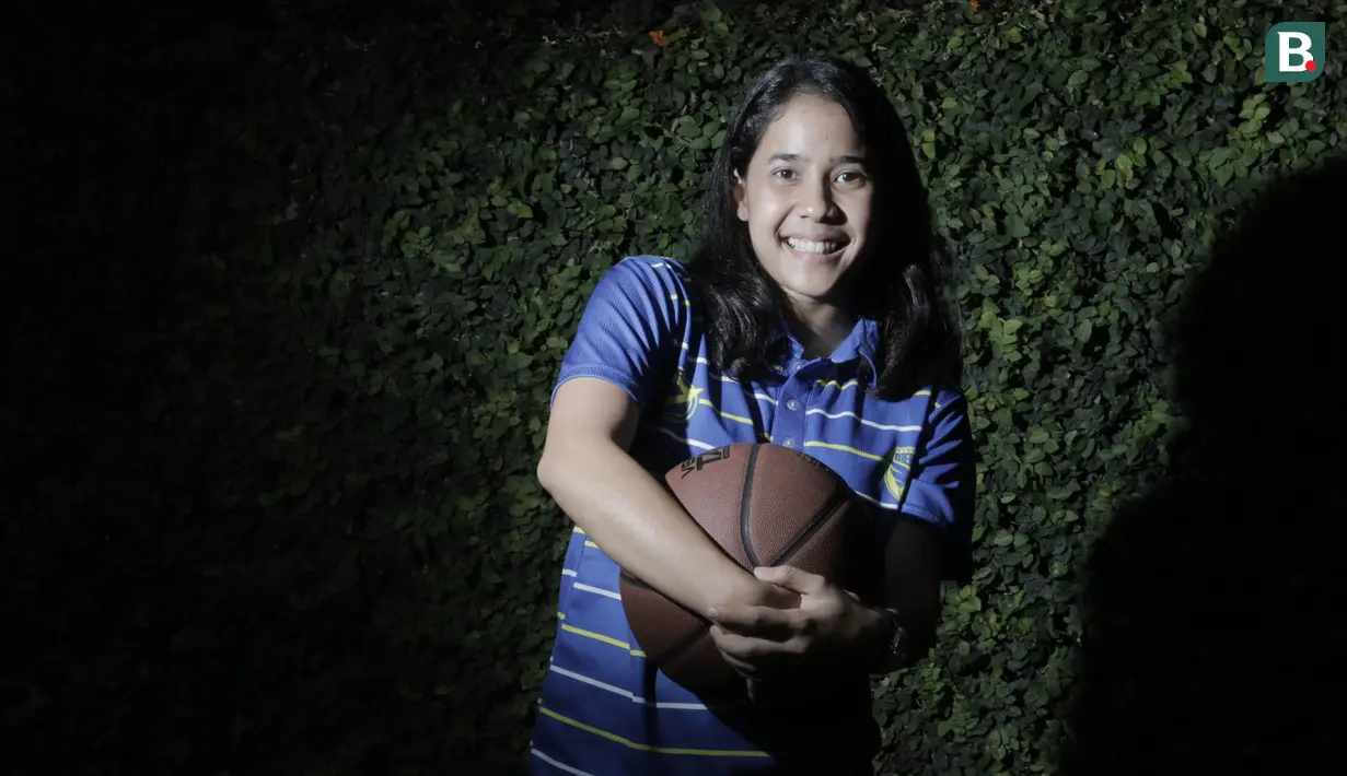Pebasket Merpati Bali, Lamia Rasidi, berpose saat berkunjung ke kantor Bola.com, Jakarta, Jumat (16/3/2018). Duet kembar ini siap membawa Merpati Bali juara Srikandi Cup 2017/2018. (Bola.com/M Iqbal Ichsan)