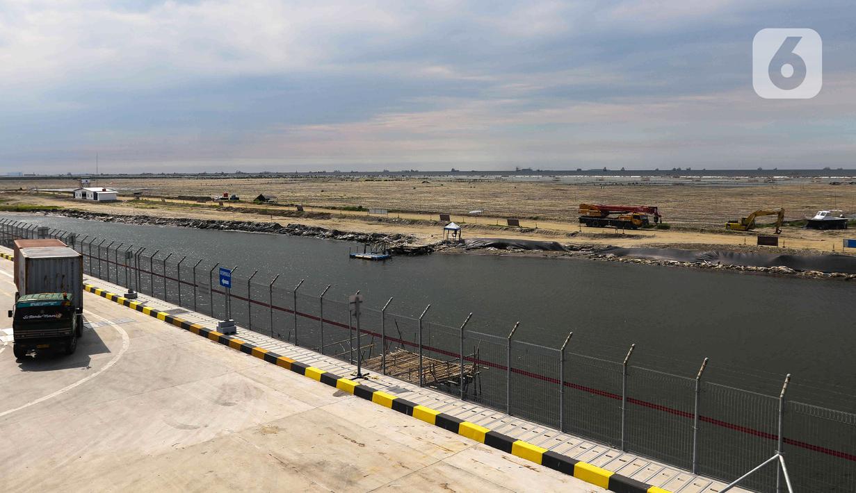 Truk kontainer melintas di tanah milik PT Pelabuhan Indonesia (Persero) atau Pelindo yang akan digunakan sebagai lokasi relokasi Depo Pertamina Plumpang terletak di NPCT 2, Koja, Jakarta Utara, Selasa (7/3/2023). Tanah seluas 23 hektare ini akan menjadi lokasi relokasi Depo Pertamina Plumpang yang direncanakan selesai Desember 2024. (Liputan6.com/Herman Zakharia)