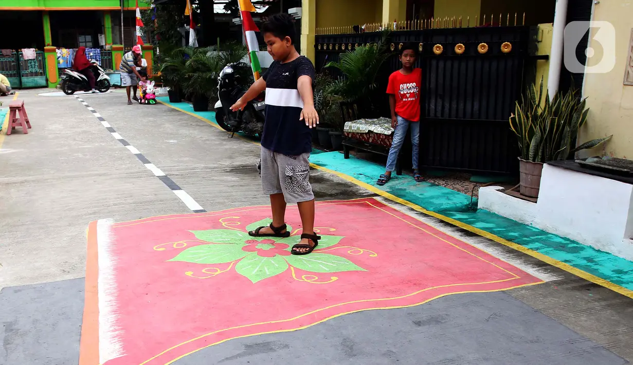 Anak-anak bermain di atas lukisan tiga dimensi (3D) di Jalan Perumahan Bojong Depok Baru 1, RT 03/RW 19 Bojonggede, Bogor, Jawa Barat, Selasa (3/8/2020). Dalam rangka menyambut HUT ke-75 RI, warga berbenah memperindah lingkungan dengan melukis 3D pada jalan. (merdeka.com/Arie Basuki)