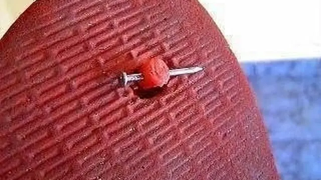 6 Cara Orang Akali Sandal Jepit Putus Ini Kocak, Solusi Bisa Kembali Dipakai