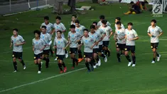 Pemain Timnas Thailand U-23 berlari jelang latihan di Lapangan B Kompleks GBK, Jakarta, Selasa (29/5). Timnas Thailand U-23 akan melakoni laga uji coba melawan Timnas Indonesia U-23 pada 31 Mei dan 3 Juni mendatang. (Liputan6.com/Helmi Fithriansyah)