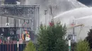 Petugas pemadam mencoba memadamkan api menyusul ledakan yang melanda pabrik bahan kimia raksasa di Jerman, BASF, di Kota Ludwigshafen, Senin (17/10). Ledakan itu terjadi pada jalur suplai yang menghubungkan pelabuhan dan depot tangki. (DANIEL ROLAND/AFP)