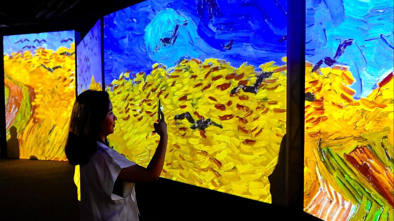 Pengunjung menggunakan kamera ponselnya mengabadikan display multimedia saat pameran Van Gogh Alive ditampilkan di Mal Taman Anggrek, Jakarta, Senin (07/08/2023).