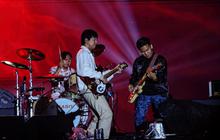 FOTO: Aksi Band D'masiv Membius Penonton di Titik Kumpul Festival 2024