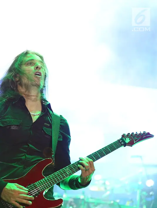 Gitaris Megadeth, Kiko Loureiro beraksi di atas panggung Jogjarockarta 2018 di Stadion Kridosono, Yogyakarta (27/10). Sekitar 15 ribu penonton yang memadati Stadion menyaksikan Band thrash metal tersebut. (Fimela.Com/Bambang E.Ros)