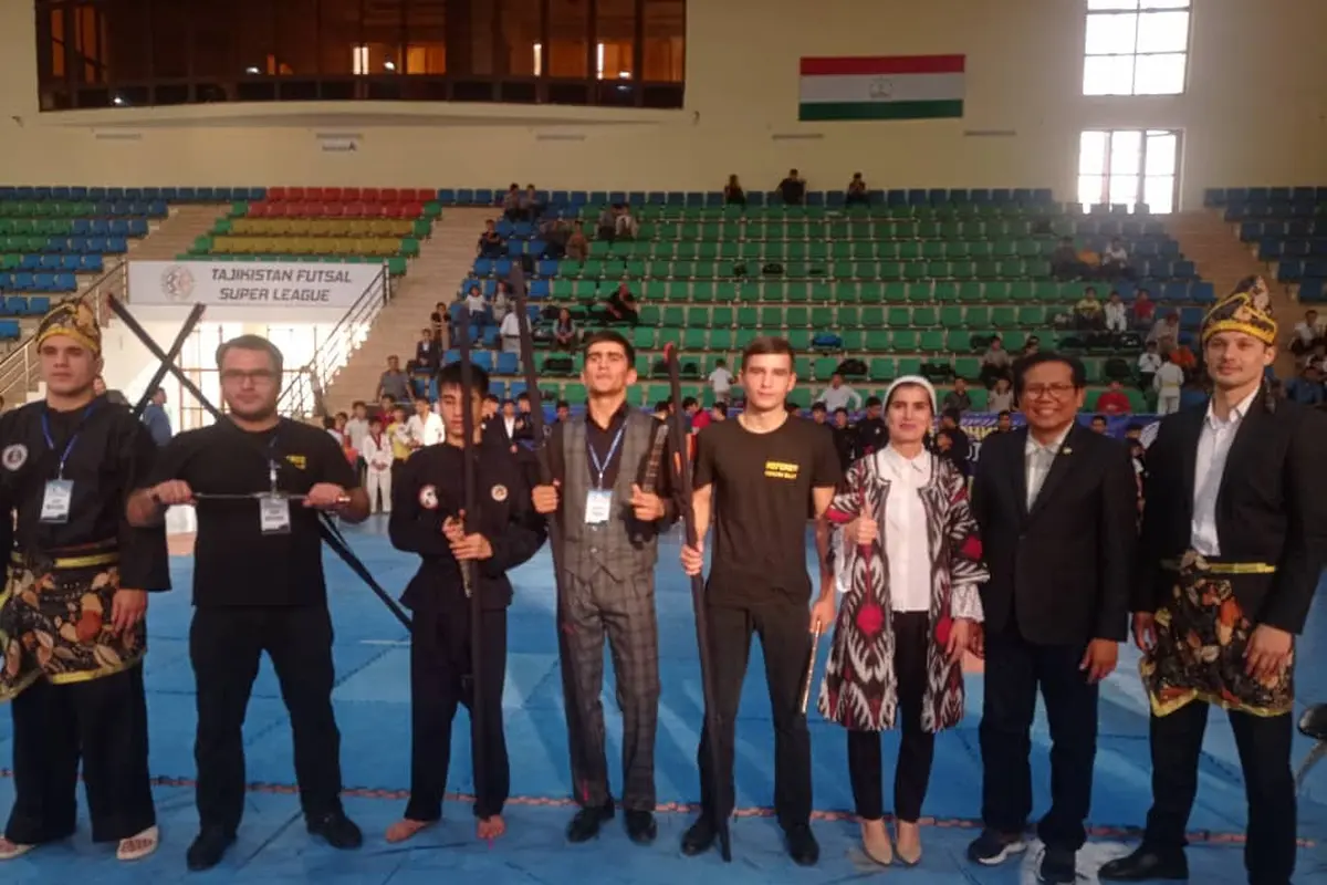 Duta Besar RI Fadjroel Rachman menghadiri pertandingan pencak silat yang dilaksanakan oleh Federasi Pencak Silat Tajikistan dalam rangka Hari Kemerdekaan Republik Tajikistan ke- 31 (25/09/2022) di Dushanbe. (Dok: Kemlu RI)