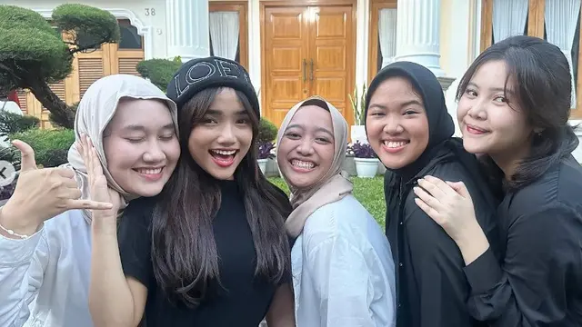 Potret Fuji dan sahabat lamanya (Sumber: Instagram/fuji_an dan Instagram/ghrnsh)