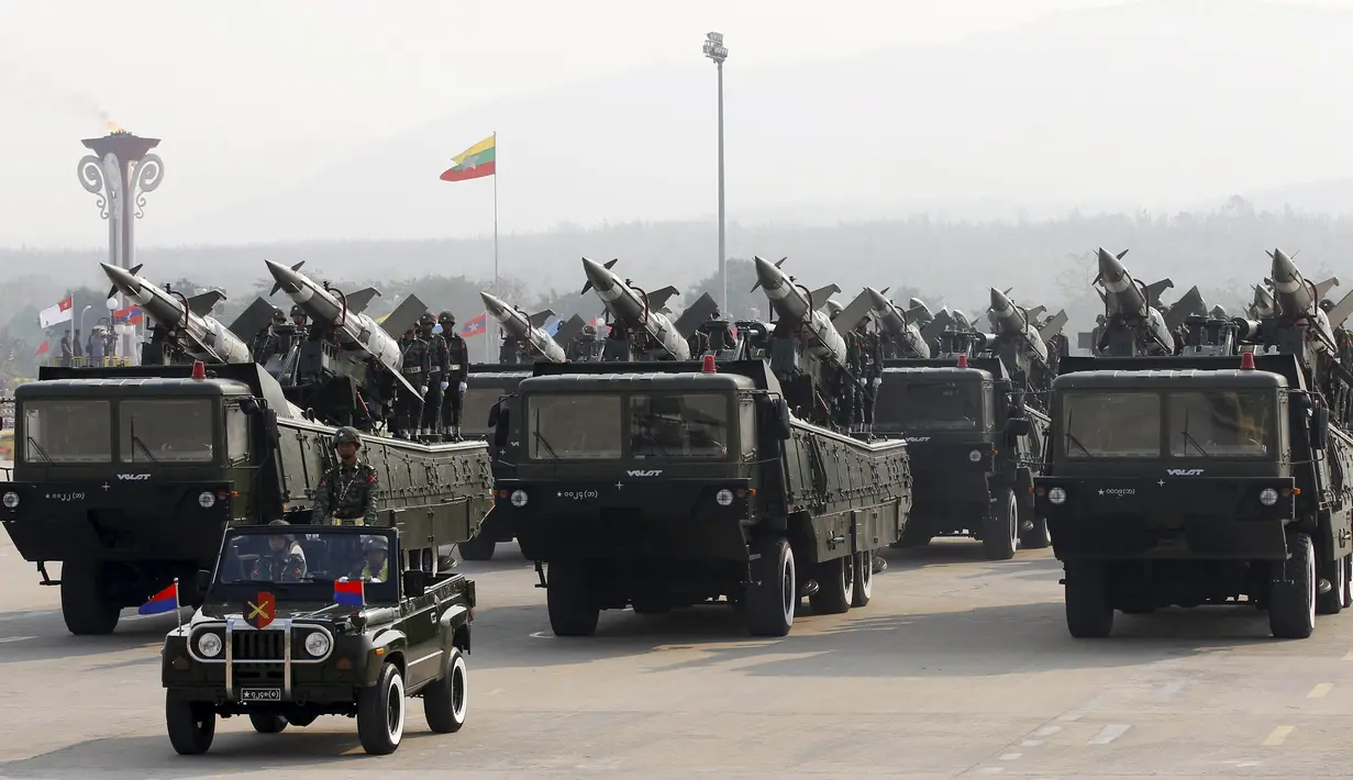Tentara Myanmar melakukan parade dengan membawa kendaraan militer untuk memperingati Hari Angkatan Bersenjata di ibukota Myanmar , Naypyitaw 27 Maret 2016. (REUTERS / Soe Zeya Tun)