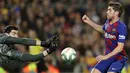 Gelandang Barcelona, Sergi Roberto, berebut bola dengan kiper Real Madrid, Thibaut Courtois, pada laga La Liga 2019 di Stadion Camp Nou, Rabu (18/12). Kedua tim bermain imbang 0-0. (APBernat Armangue)