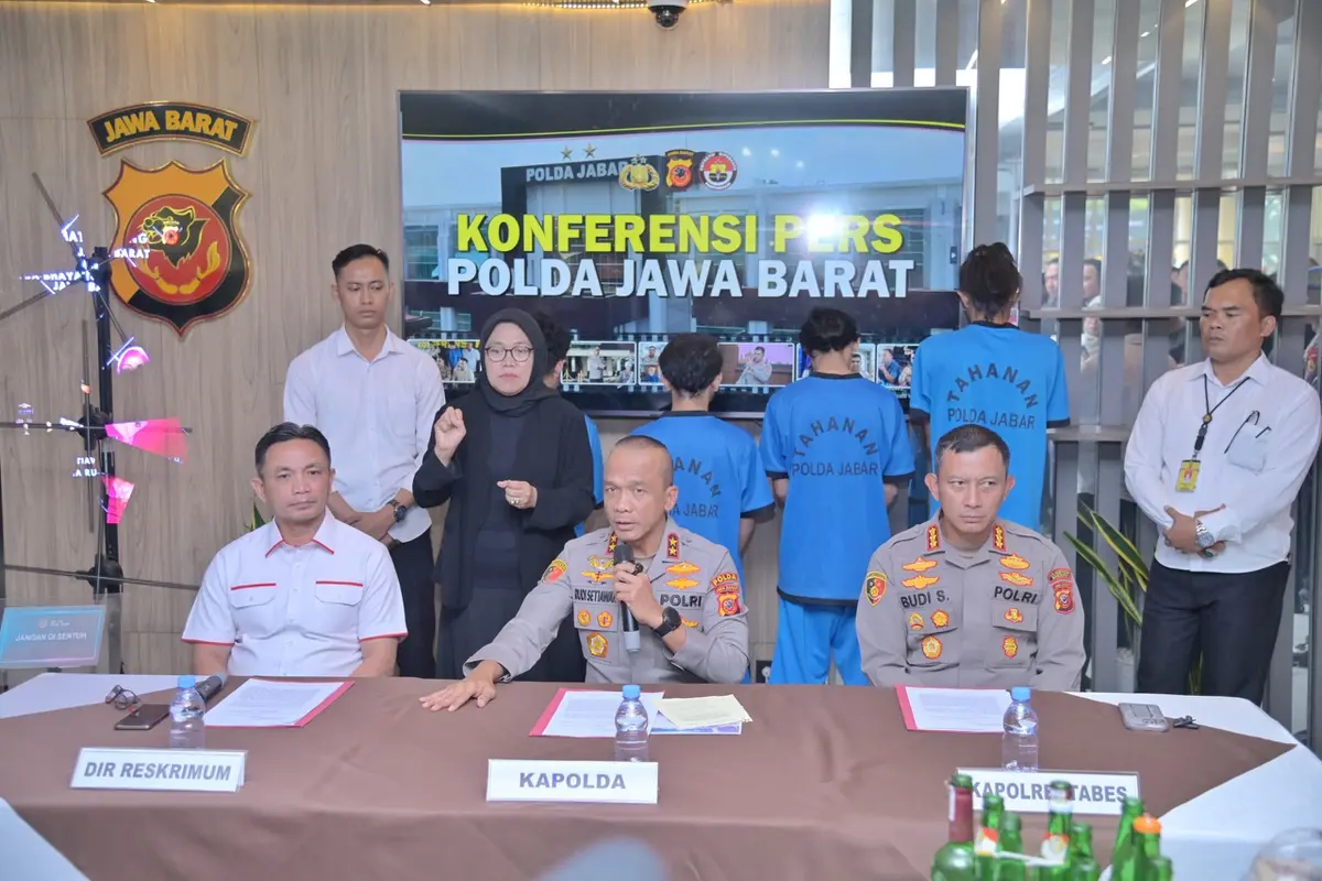 sebagai tersangka perusakan mobil polisi, polda jabar