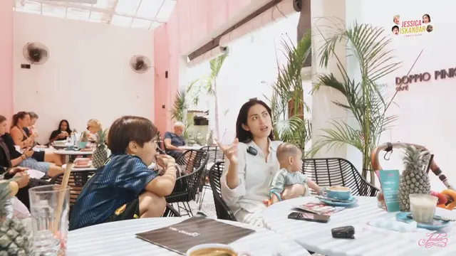 Jessica Iskandar dan keluarga mengenai kehidupan di Bali (Foto: Screenshot YouTube Jessica Iskandar EL JEDAR DAN DON SARAPAN JAJANAN SD VERSI BALI, ENAKAN DI JAKARTA ?)