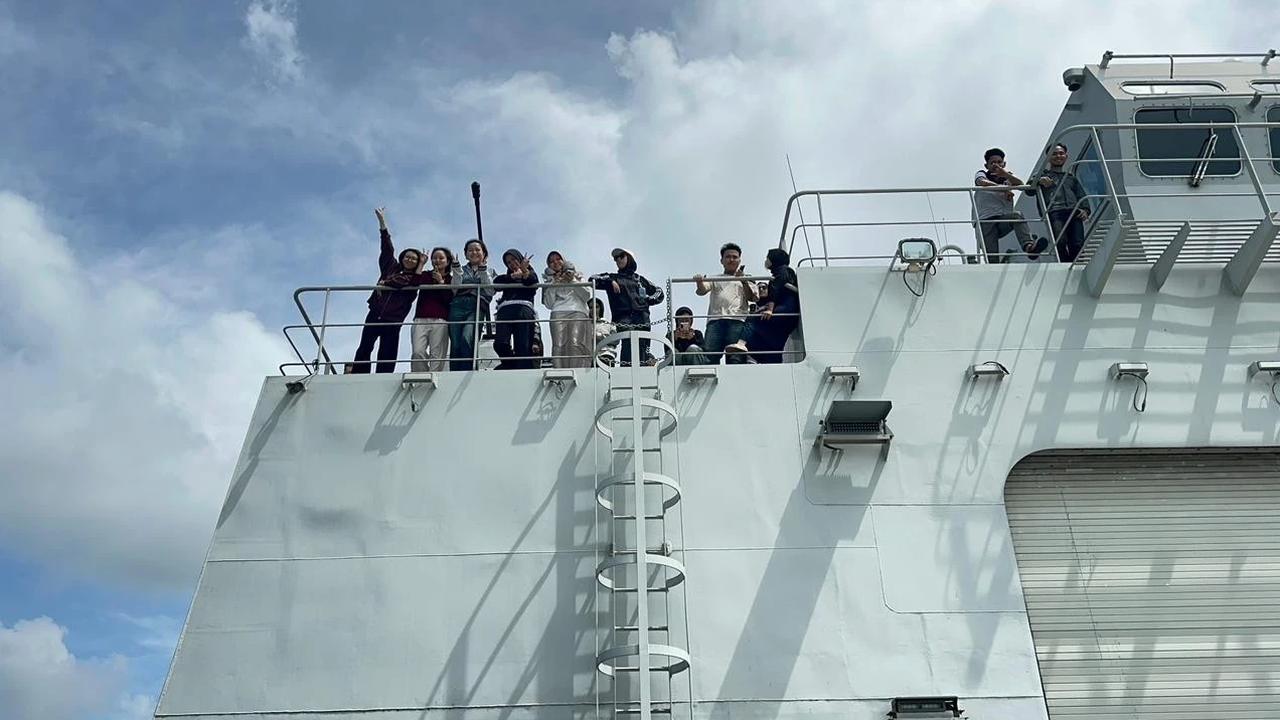 FOTO: KRI Semarang Angkut Ratusan Pemudik Tiba Selamat di Bangka