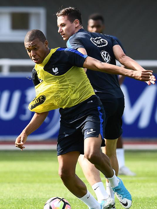 Striker AS Monaco, Kylian Mbappe, mengontrol saat mengikuti pemusatan latihan bersama Timnas Prancis di Clairefontaine, Yvelines, Selasa (30/5/2017). (AFP/Franck Fife)