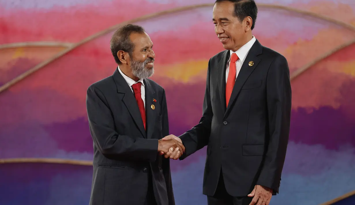 Presiden Indonesia Joko Widodo atau Jokowi (kanan)  menyapa Perdana Menteri Timor Leste Taur Matan Ruak saat Konferensi Tingkat Tinggi (KTT) Ke-42 ASEAN di Labuan Bajo, Nusa Tenggara Timur, Rabu (10/5/2023). (Willy Kurniawan/Pool Photo via AP)