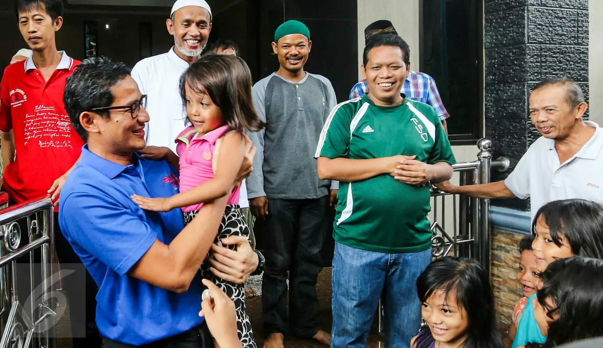 Calon Gubernur DKI Jakarta, Sandiaga Uno, tampak menggendong seorang anak perempuan saat menyambangi permukiman Duri Pulo, Gambir, Jakarta, Kamis (5/5). Sandiaga melakukan silaturahmi sekaligus berdialog dengan warga sekitar. (Liputan6.com/Yoppy Renato)
