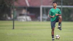 Gelandang Timnas Indonesia U-22, Muhammad Hargianto, melakukan pemanasan saat latihan di Lapangan SPH Karawaci, Banten, Jumat (11/8/2017). Ini merupakan latihan terakhir sebelum berangkat ke Malaysia. (Bola.com/Vitalis Yogi Trisna)