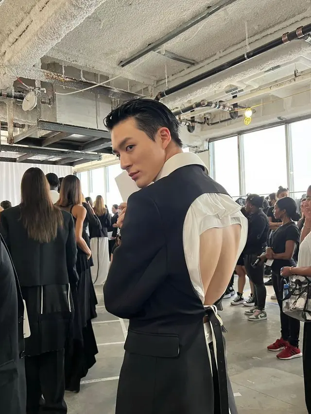 Gaya Jeno NCT Melenggang di Runway New York Fashion Week, Tampil Gagah Pakai Jas Backless