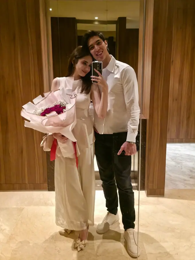 Gaya Syifa Hadju Dapat Buket Mawar dan Dinner Romantis dari El Rumi, Calon Pasutri Serasi Serba Putih