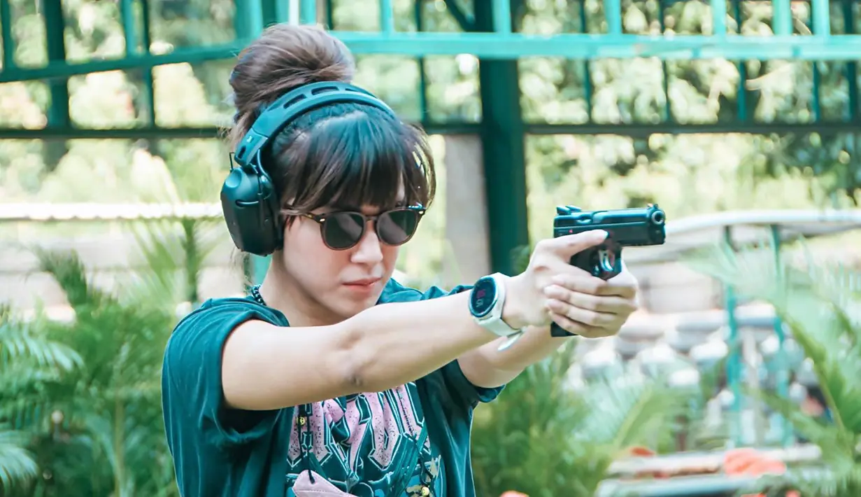 Dalam berbagai aktivitasnya, Dita kerap membagikan potretnya dalam media sosial Instagram. Seperti saat menjalani berbagai hobi yang ia tekuni. Seperi halnya saat bermain golf, ia pun banyak membagikan potretnya saat berada di lapangan golf dengan outfit yang sporty. Selain golf, ia juga sempat mencoba olahraga menembak. (Liputan6.com/IG/@fakhranaaa)