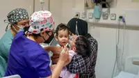 Bayi kembar siam perempuan dempet dada dan perut berusia 11 bulan asal Sukabumi, Jawa Barat, Zahira dan Zaina bersiap menjalani operasi pemisahan di Rumah Sakit Hasan Sadikin (RSHS), Bandung, Rabu, 25 Mei 2022. (sumber foto : Humas RSHS)
