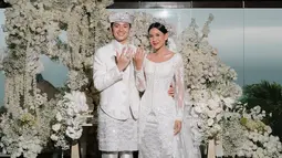 Pernikahan yang digelar secara intimate ini mengejutkan banyak orang karena tidak ada pengumuman sebelumnya. Pasangan ini tampil serasi dengan busana bernuansa putih dan silver, menunjukkan keselarasan di antara mereka. Angga Yunanda melengkapi penampilannya dengan kain songket dan busana beskap berwarna putih, menciptakan kesan yang harmonis. (Liputan6.com/IG/@sheninacinnamon)