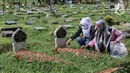 <p>Sejumlah warga saat ziarah kubur di Tempat Pemakaman Umum (TPU) Karet Bivak, Jakarta, Senin (2/5/2022). Menyambut Hari Raya Idul Fitri 1443 H, umat Islam melakukan ziarah kubur mendoakan sanak keluarga dan kerabat yang sudah wafat. (Liputan6.com/Johan Tallo)</p>