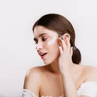 Sunscreen menjadi kebutuhan dalam kehidupan sehari-hari untuk melindungi kulit dari sinar matahari. (Foto: Freepik/lookstudio)
