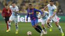 Barcelona sukses meraih tiga poin dari kandang Dynamo Kiev pada matchday keempat Grup E Liga Champions 2021/2022. Walapun berstatus sebagai tim tamu, Memphis Depay (tengah) dan koleganya mampu mengurung pertahanan sang tuan rumah. (AP/Efrem Lukatsky)