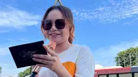 6 Potret Rossa Sapa Fans di Lapangan Banteng Jakarta, Nyanyi Lagu Sakura Hingga Tanam Pohon Buni