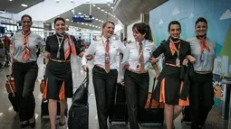 Maskapai penerbangan GOL Airlines menjadikan Hari Perempuan Internasional begitu spesial dengan menghadirkan seluruh awak adalah wanita, mulai dari pilot, co-pilot, pramugari, hingga teknisi, Brasil (8/3). (AFP PHOTO / Yasuyoshi Chiba)