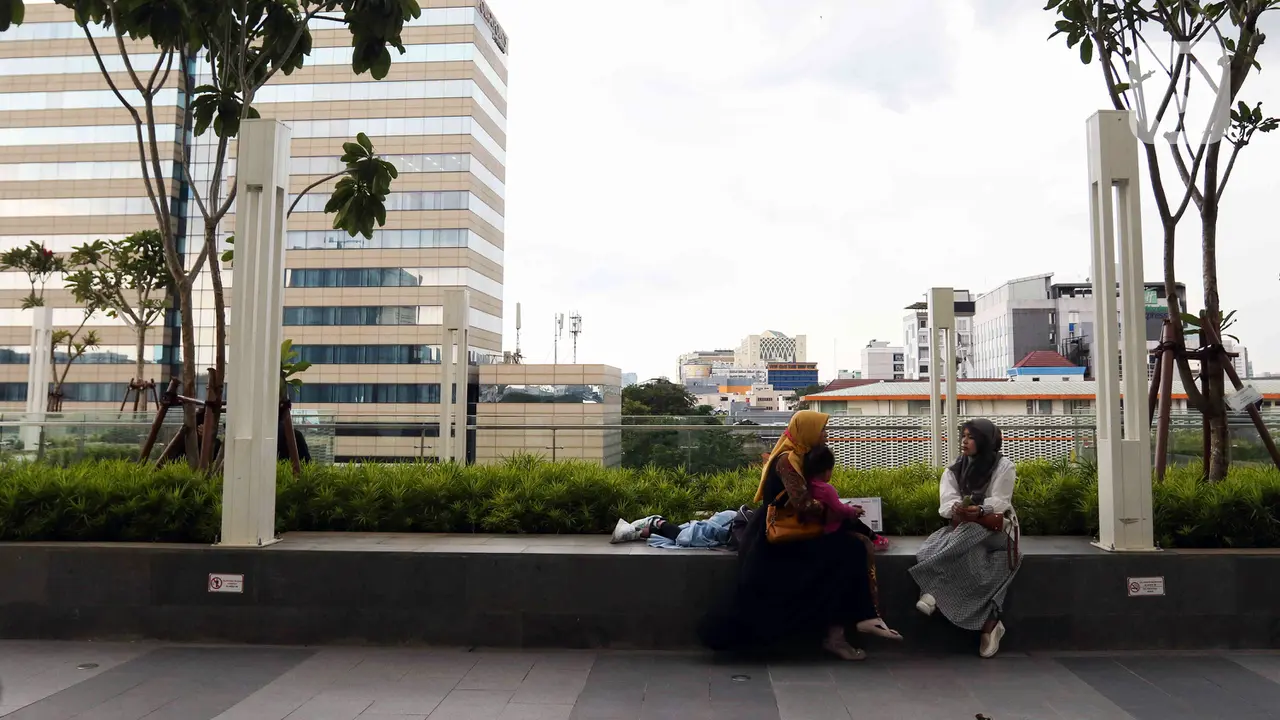 FOTO: Menanti Waktu Berbuka Puasa di Sky Deck Sarinah