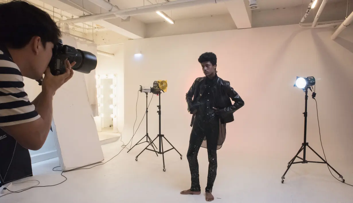 Model Korsel, Han Hyun-Min menjalani pemotretan di sebuah studio di Seoul, 7 Juli 2017. Remaja dengan tinggi 184 cm dan berat 56 kg ini kini merupakan model sukses yang telah muncul di beberapa fashion show termasuk Seoul Fashion Week. (Ed JONES / AFP)