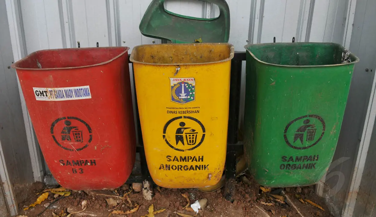 Tong sampah yang tersebar pun kini terlihat seperti tak terawat dan tutupnya hilang, Jakarta, Senin (25/8/14). (Liputan6.com/Johan Tallo) 