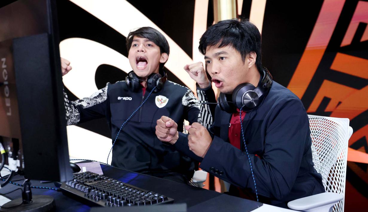 Tim Indonesia yang diwakili Ichsan Rahmat Taufiq sebagai manajer dan Budi Muhamad Manar Hidayat selaku asisten membawa pulang gelar juara setelah mengalahkan wakil Jerman pada laga final. (Dok. FIFAe)