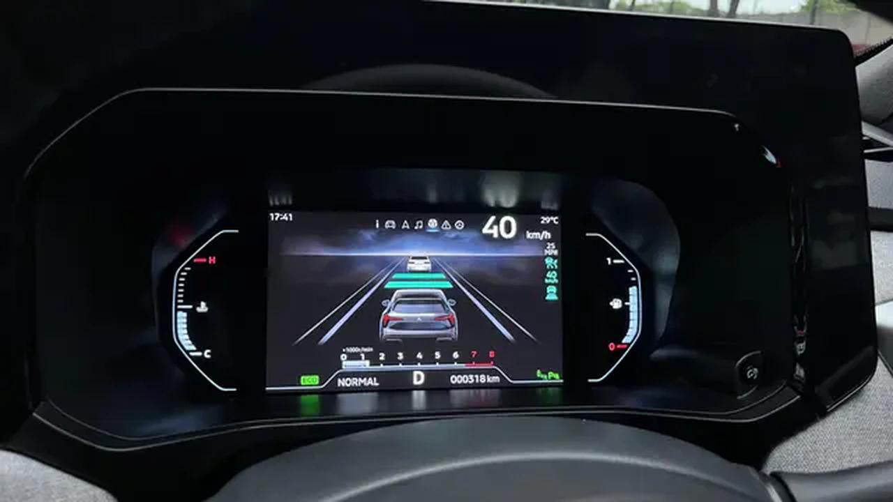 Informasi akan muncul di layar panel meter saat fitur ACC pada Mitsubishi XForce Ultimate DS telah aktif. (Liputan6.com/Septian)