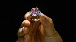 Berlian Sakura 15,81 karat selama pratinjau pra-lelang Christies di Hong Kong pada 20 Mei 2021. Batu langka dipasang di atas cincin platinum sederhana dan telah diklasifikasikan sebagai cacat internal, yang berarti noda apa pun hanya terlihat dengan pembesaran secara dekat. (Anthony WALLACE/AFP)