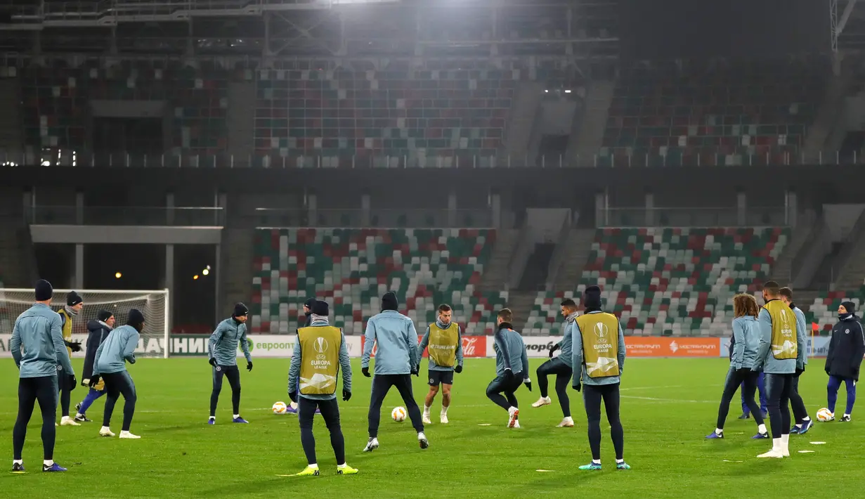 Para pemain Chelsea saat mengikuti sesi pelatihan tim di stadion Dinamo, di Minsk, Belarusia (8/11).  Chelsea akan bertanding melawan wakil Belarusia, BATE Borisov pada grup L Liga Eropa. (AP Photo/Sergei Grits)