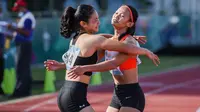 Sprinter Jawa Barat Tyas Murtiningsih (kanan) memeluk rekan setimnya Erna Nuryanti usai finish pertama pada final lari 100 meter putri PON XX Papua di Stadion Atletik, Mimika Sport Complex. Rabu (06/10/2021). (PB PON XX Papua/Rommy Pujianto)