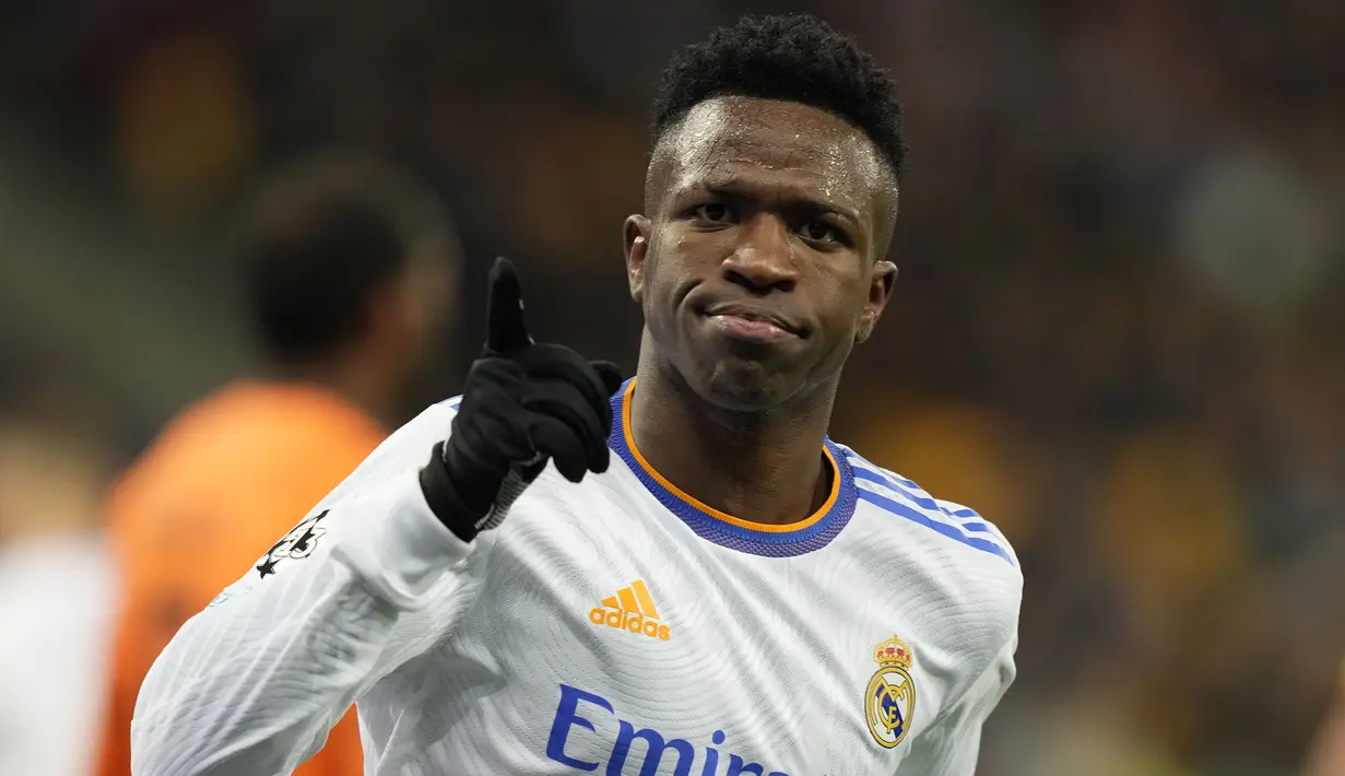 Laga mengejutkan juga ditunjukkan oleh Real Madrid yang mampu berpesta gol 5-0 dari Shakhtar Donetsk. Pertandingan tersebut berlangsung di NSK Olympiysky, Rabu (20/10/2021) dini hari WIB. (AP/Efrem Lukatsky)