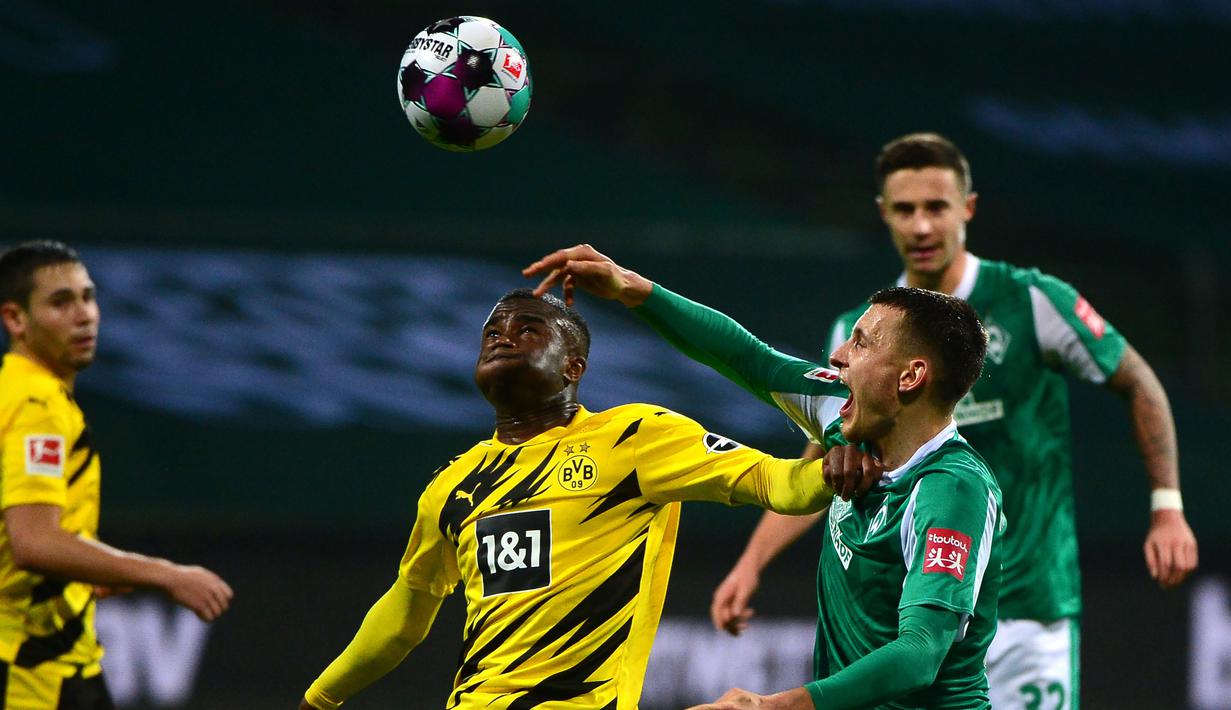 Gelandang Werder Bremen, Maximilian Eggestein (kanan), berebut bola dengan striker Borussia Dortmund, Youssoufa Moukoko, dalam laga lanjutan Bundesliga Liga Jerman 2020/21 pekan ke-12 di Weserstadion, Bremen, Selasa (15/12/2020). Bremen kalah 1-2 dari Dortmund. (AFP/Patrik Stollarz/Pool).