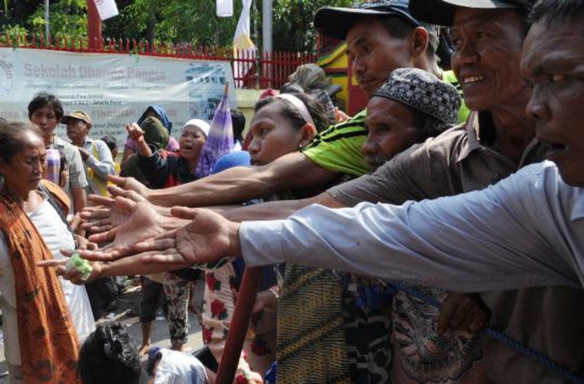 Warga berebut angpao di Vihara Dharma Bakti