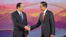 Presiden Indonesia Joko Widodo atau Jokowi (kanan)  menyambut Perdana Menteri Laos Sonexay Siphandone dalam Konferensi Tingkat Tinggi (KTT) Ke-42 ASEAN di Labuan Bajo, Nusa Tenggara Timur, Rabu (10/5/2023). (Willy Kurniawan/Pool Photo via AP)