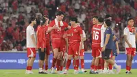 Dapat Pelukan Hangat dari Rekan Setim, Momen Mathew Baker Menangis Terharu usai Debut di Timnas Indonesia Vs Oman