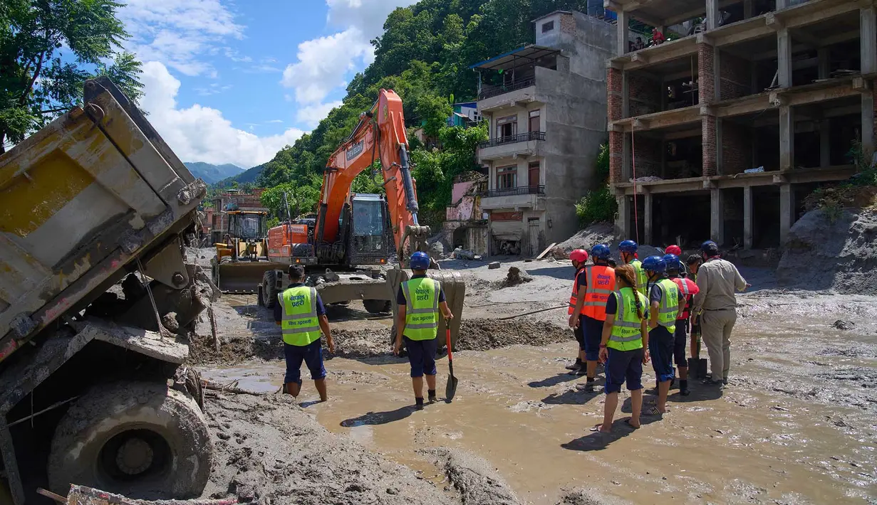 Alat berat menyingkirkan puing-puing akibat banjir bandang di distrik Nuwakot, Nepal, Kamis, 27 Agustus 2026. (Foto AP/Niranjan Shrestha)