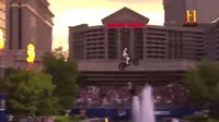 Stunts Rider Travis Pastrana melakukan aksi gila dengan melompati mancur Caesar’s Palace, las Vegas, Amerika Serikat.