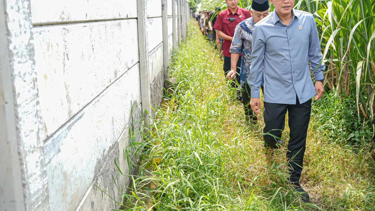 Menteri LH/Kepala BPLH Hanif Faisol Nurofiq saat meninjau langsung kesiapan calon lokasi Pengolahan Sampah menjadi Energi Listrik (PSEL).