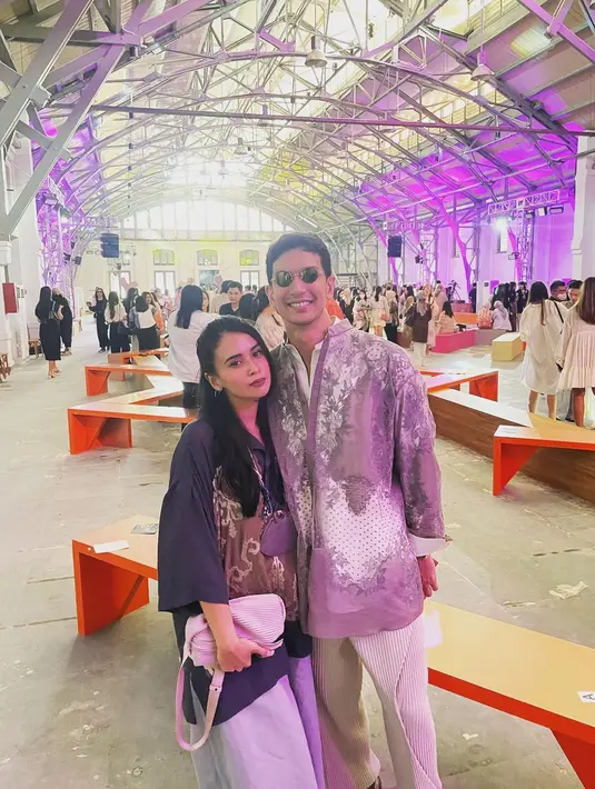 Ayu Shita juga turut menjadi tamu undangan di pagelaran Sapto Djojokartiko SS23. Berpose bersama Dimas Beck, Ayu Shita memilih atasan bernuansa biru navy dari koleksi Sapto Djojokartiko dan oversized pants. Foto: Instagram.