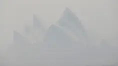 Kabut asap pekat menyelimuti Opera House di Sydney, Australia, Selasa (10/12/2019). Kondisi udara Sydney semakin buruk akibat kabut asap pekat yang ditimbulkan oleh kebakaran hutan. (AP Photo/Rick Rycroft)