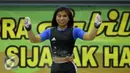 Lifter Jabar, Sri Wahyuni Agustiani bersorak usai mengangkat beban di kelas 48 kg PON XIX Jabar di Gelora Sabilulungan, Kab Bandung, Selasa (20/9). Total angkatan Sri Wahyuni 182 Kg sekaligus memecahkan rekor nasional. (Liputan6.com/Helmi Fithriansyah)